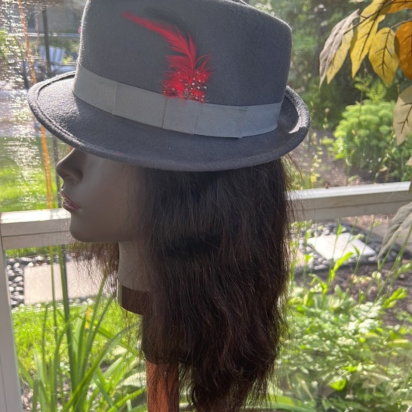 Grey  felt hat with red feather used worn very classy !! - Picture 3 of 6